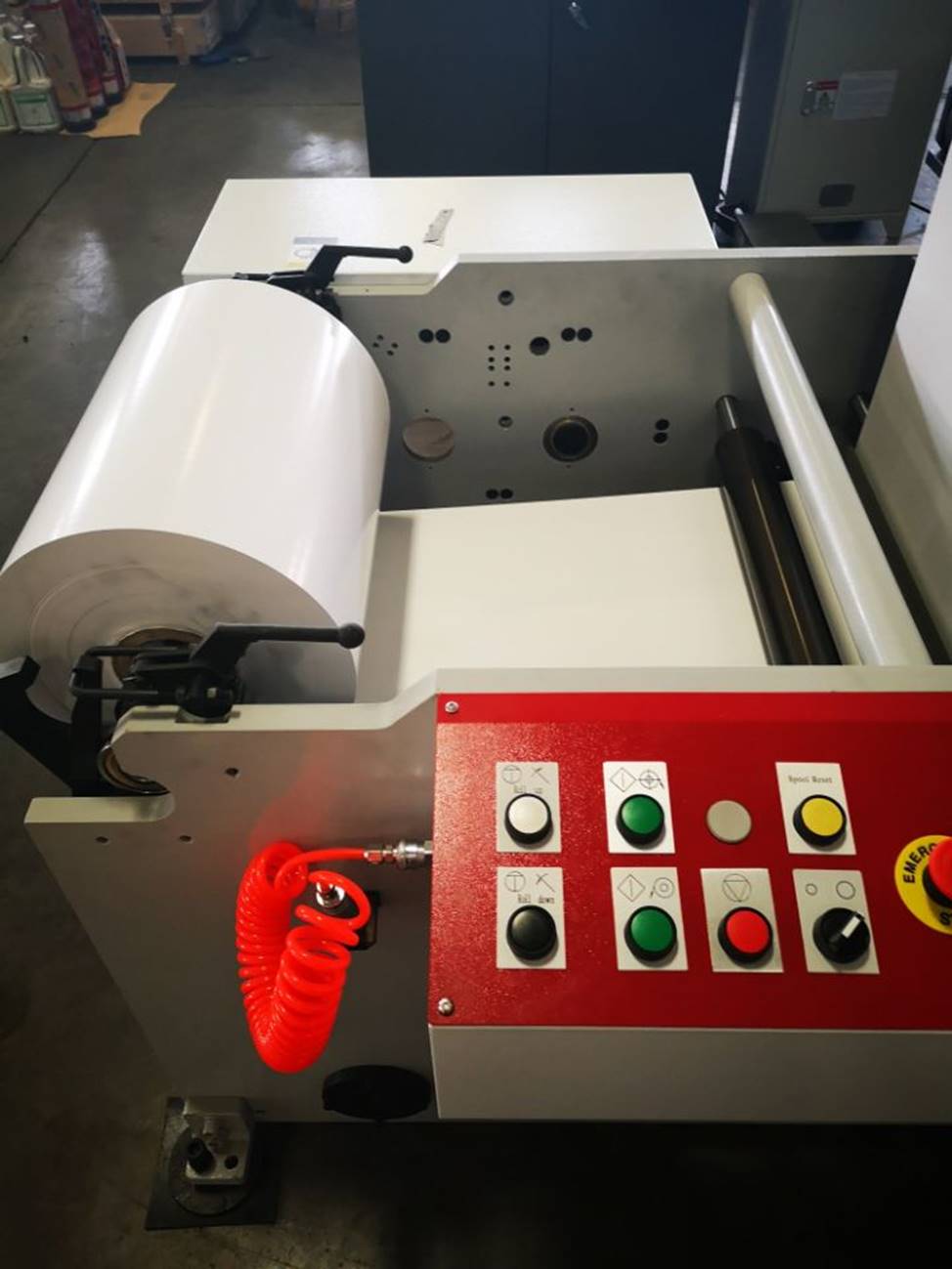 Флексографская печатная машина DHF20-330-6 – 6-ти красочная, с
сервоприводами на печатных секциях, с УФ-сушками и секцией высечки. Фото 2.