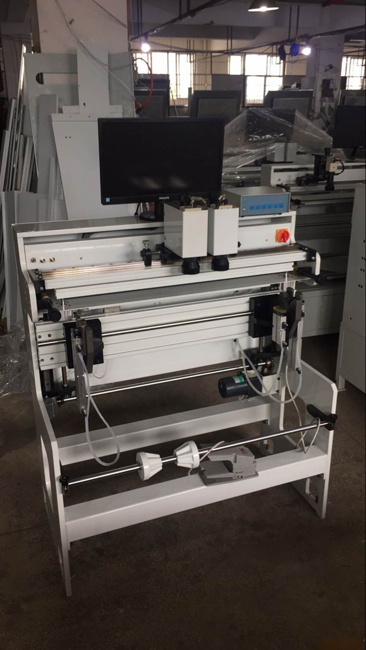 Подробные фотографии системы наклейки флексографских форм SM-450 
для наклейки форм на формные цилиндры итальянской печатной машины. Фото 1.