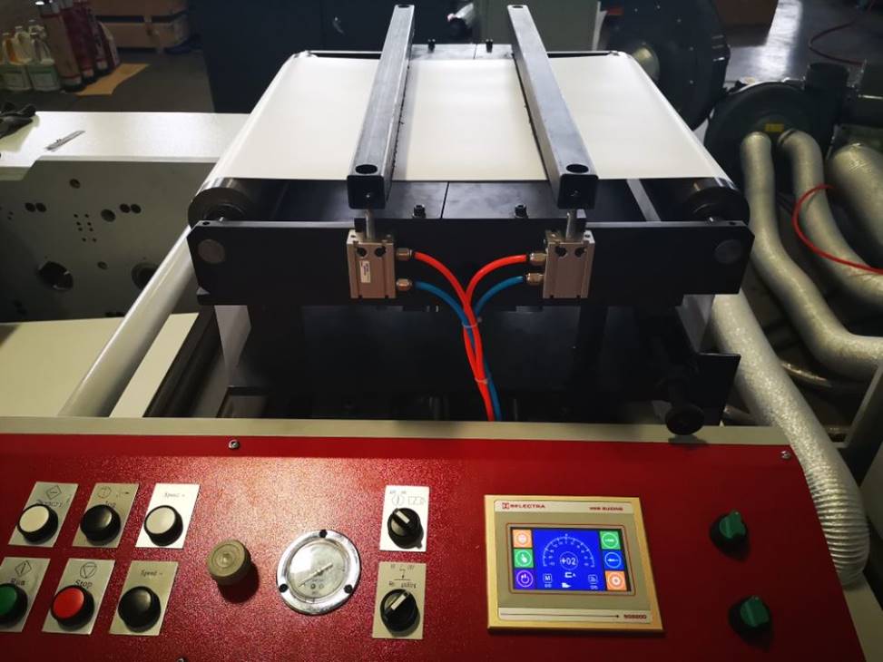 Флексографская печатная машина DHF20-330-6 – 6-ти красочная, с
сервоприводами на печатных секциях, с УФ-сушками и секцией высечки. Фото 3.